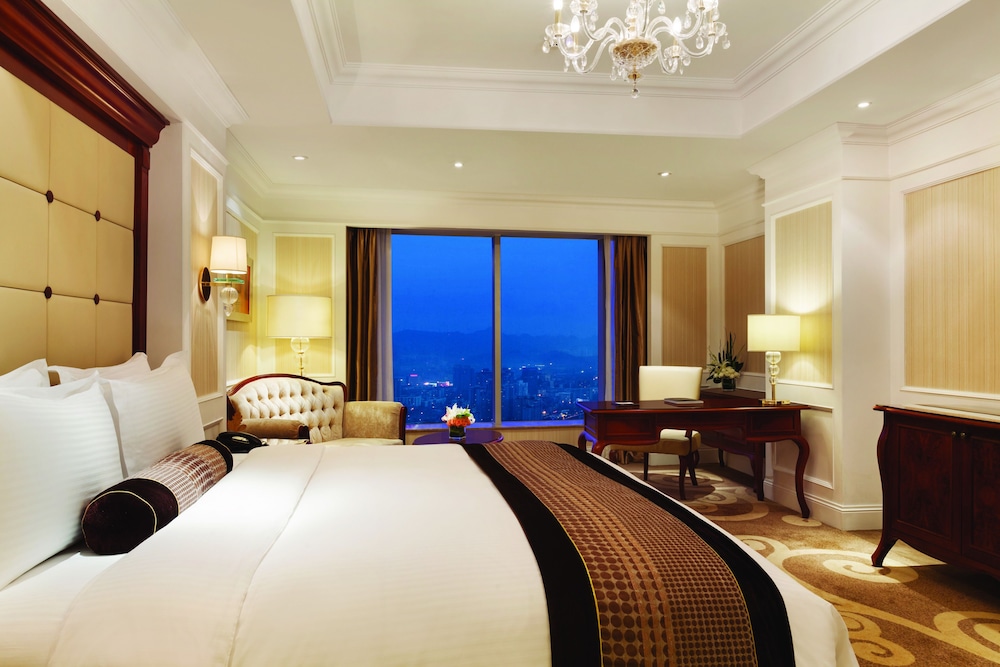 Standard Room, 1 King Bed, City View photo 3