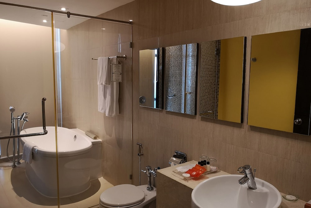Suite, Corner thumbnail 5