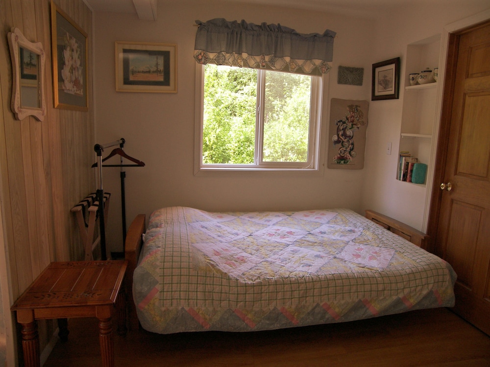 Family Room, 1 Bedroom, Refrigerator, Annex Building photo 3