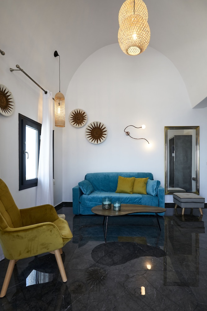 Elegant Suite with outdoor heated private Jacuzzi - Photo 10
