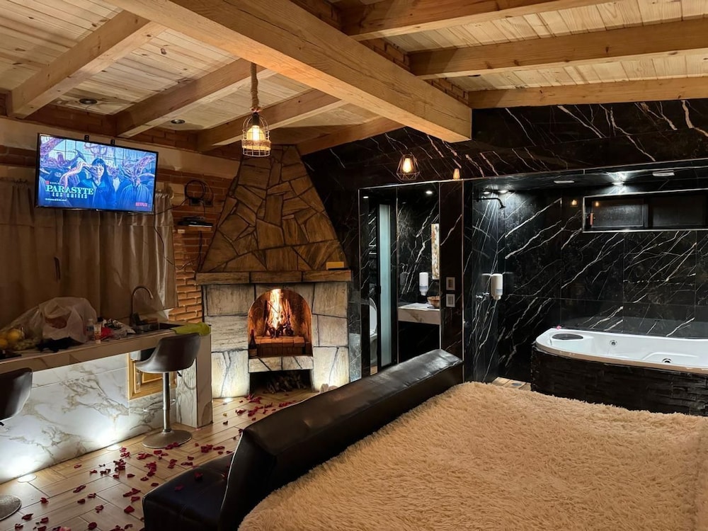 Romantic Cabin, 1 King Bed, Hot Tub photo 1