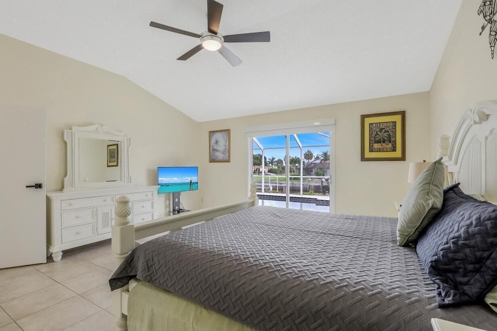 House, Multiple Beds (Pet-friendly home with southern expos) photo 3