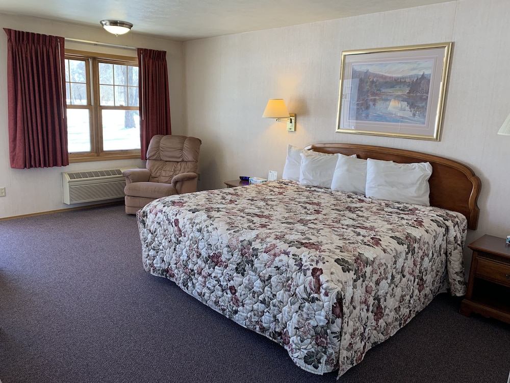 Standard Room, 1 King Bed, Refrigerator & Microwave, Courtyard View (pet friendly)