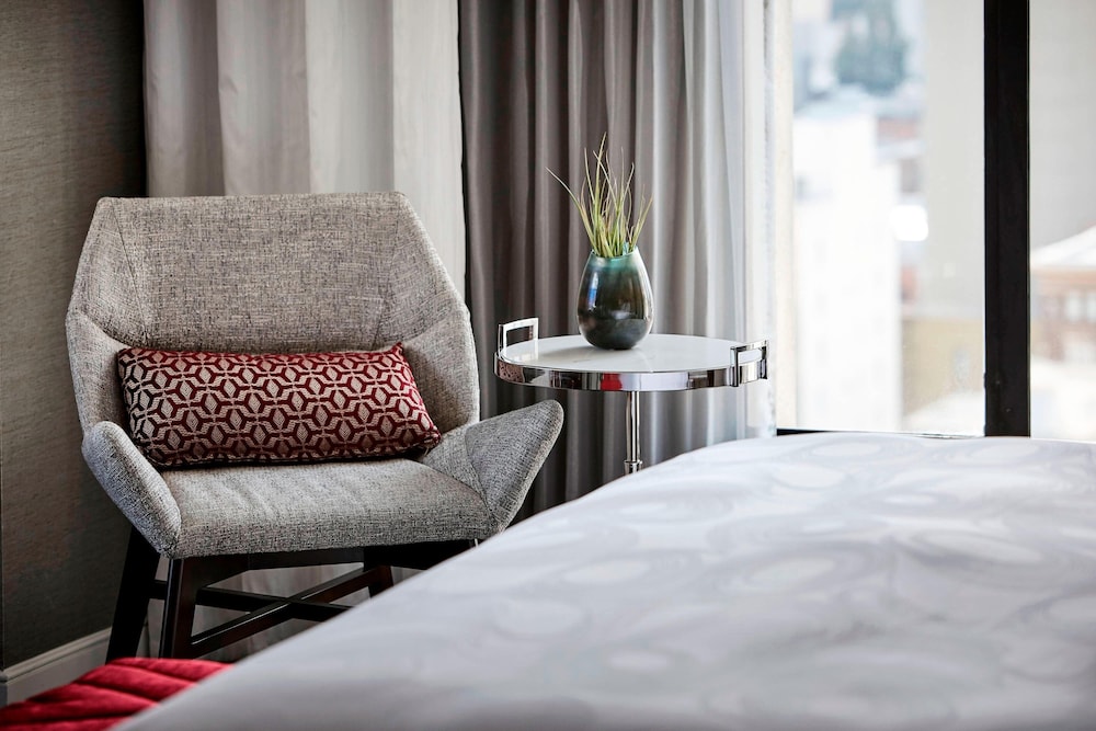 Studio Suite, 1 King Bed with Sofa bed (Hearing Accessible) thumbnail 6