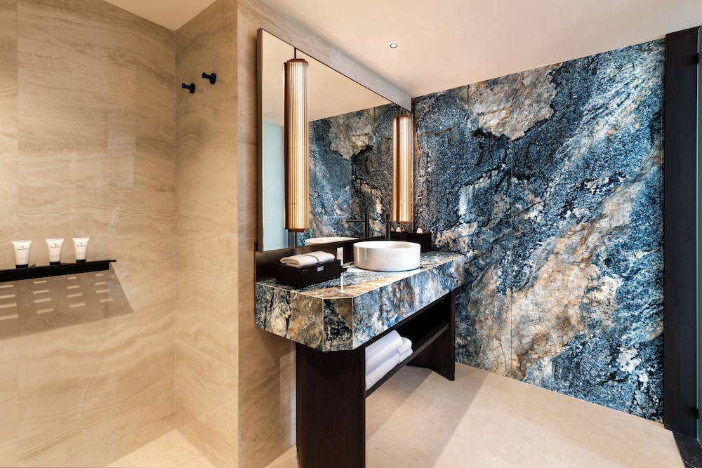 Premier River View Suite - Photo 6