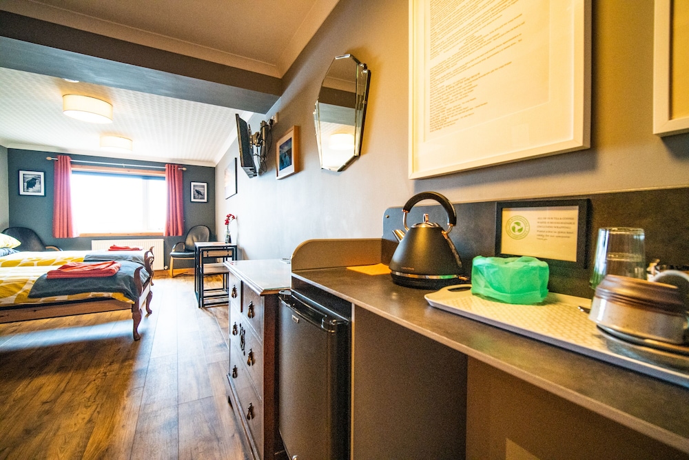 Twin Room, 2 Twin Beds, Non Smoking (Raven Room) photo 3