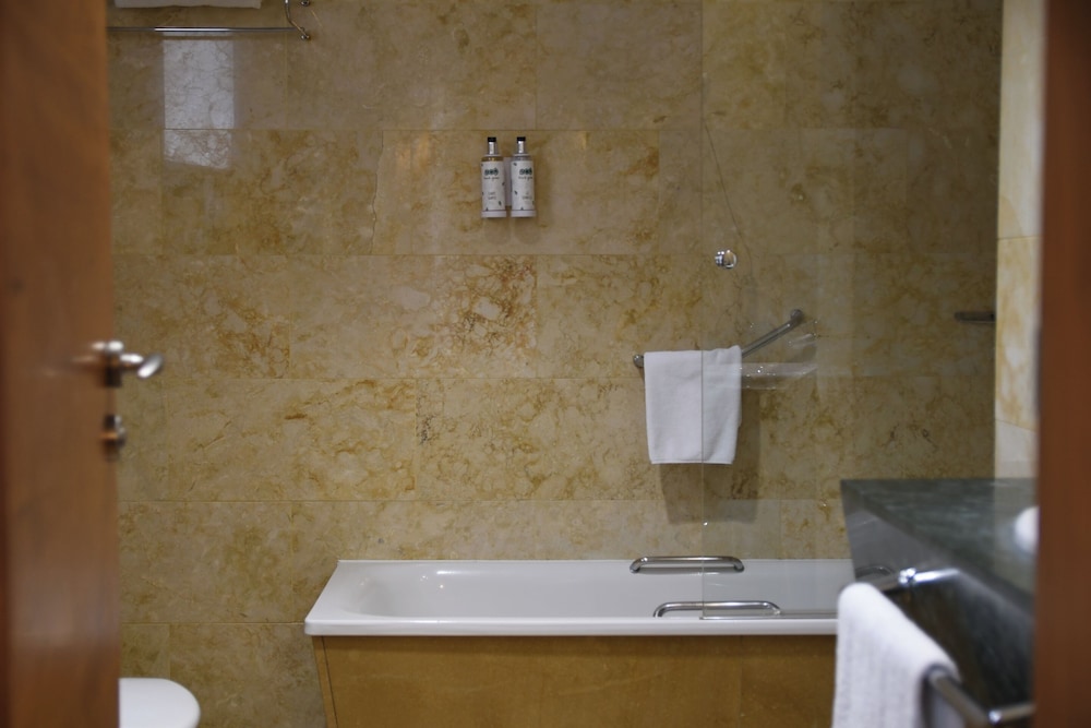 Double Room Single Use - Photo 4