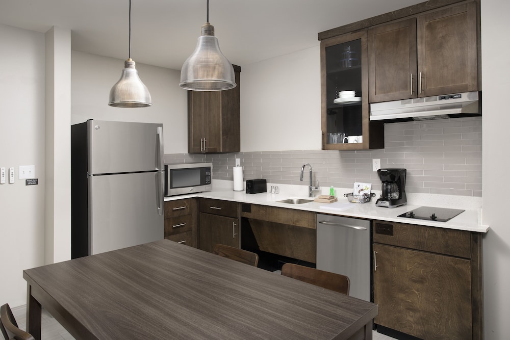 Suite, 1 Bedroom (Mobility/Hearing Access, Roll-In Shwr) photo 3
