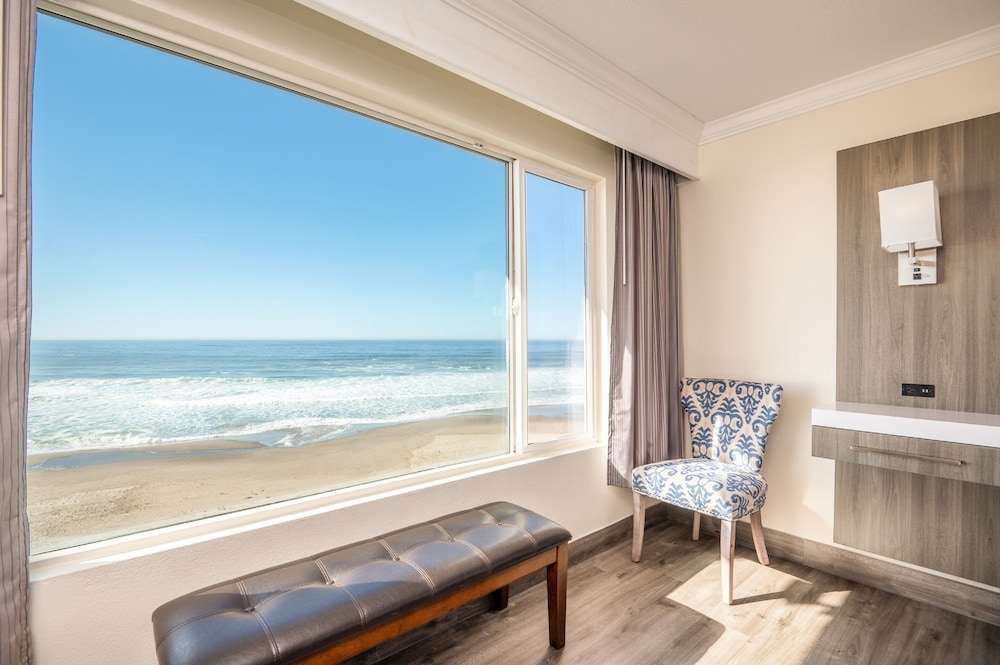Standard Room, 1 King Bed, Oceanfront - Photo 8