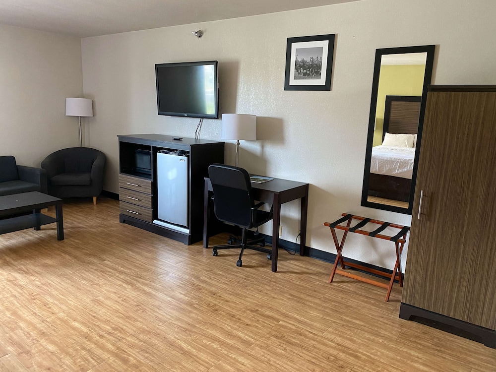 Deluxe Suite, 2 Queen Beds, Non Smoking, Refrigerator & Microwave photo 3