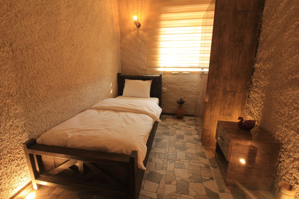 Twin Room - Photo 10