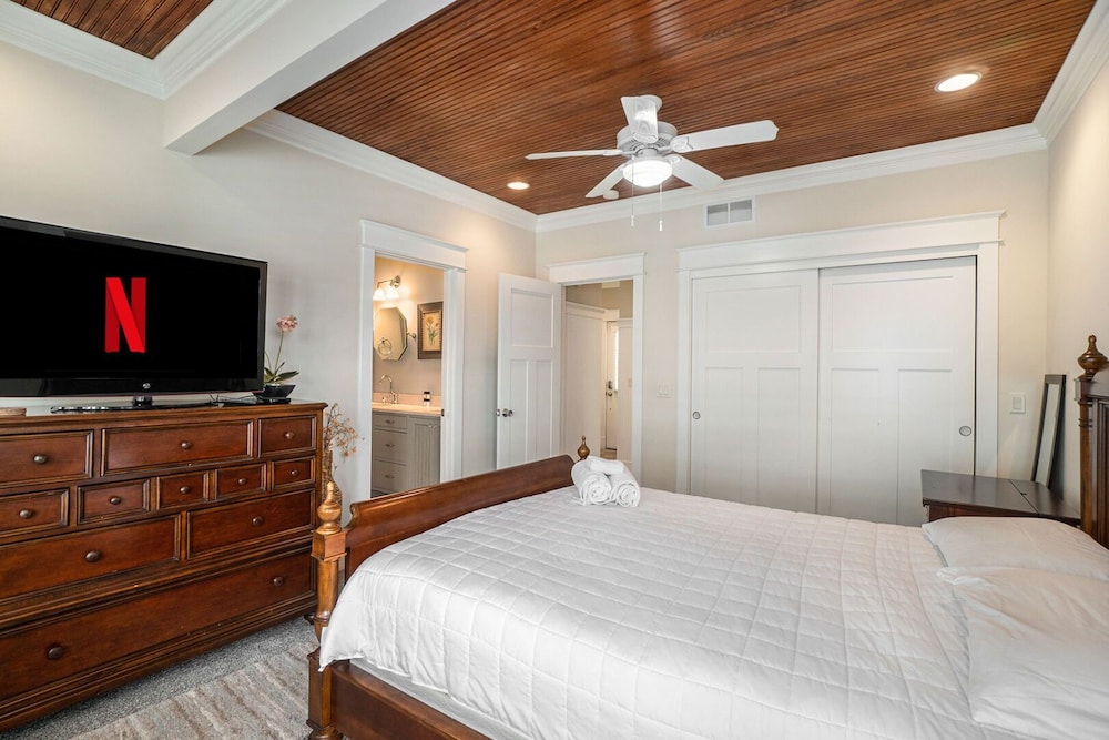 Luxury Condo photo 2