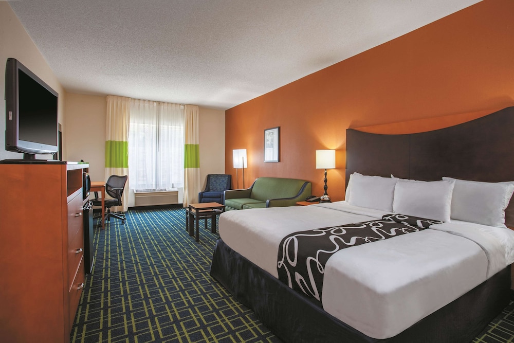 Deluxe Room, 1 King Bed, Non Smoking photo 2