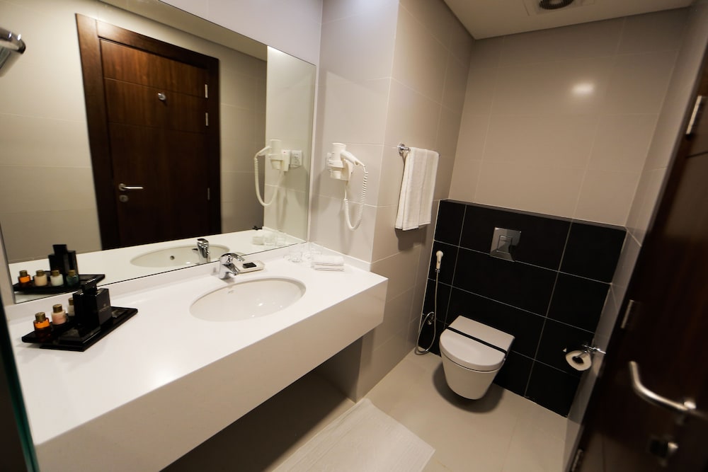 Executive Suite - Photo 2