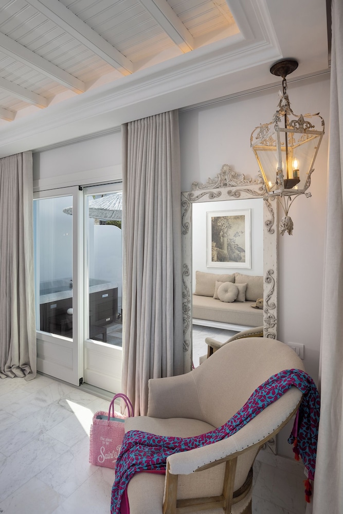 Signature Aegean Room with Outdoor Jetted Tub & Sea View photo 3