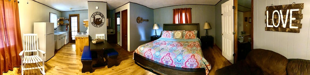 Barely Behavin' Studio Cabin, 1 King Bed, Hot Tub, Creekside