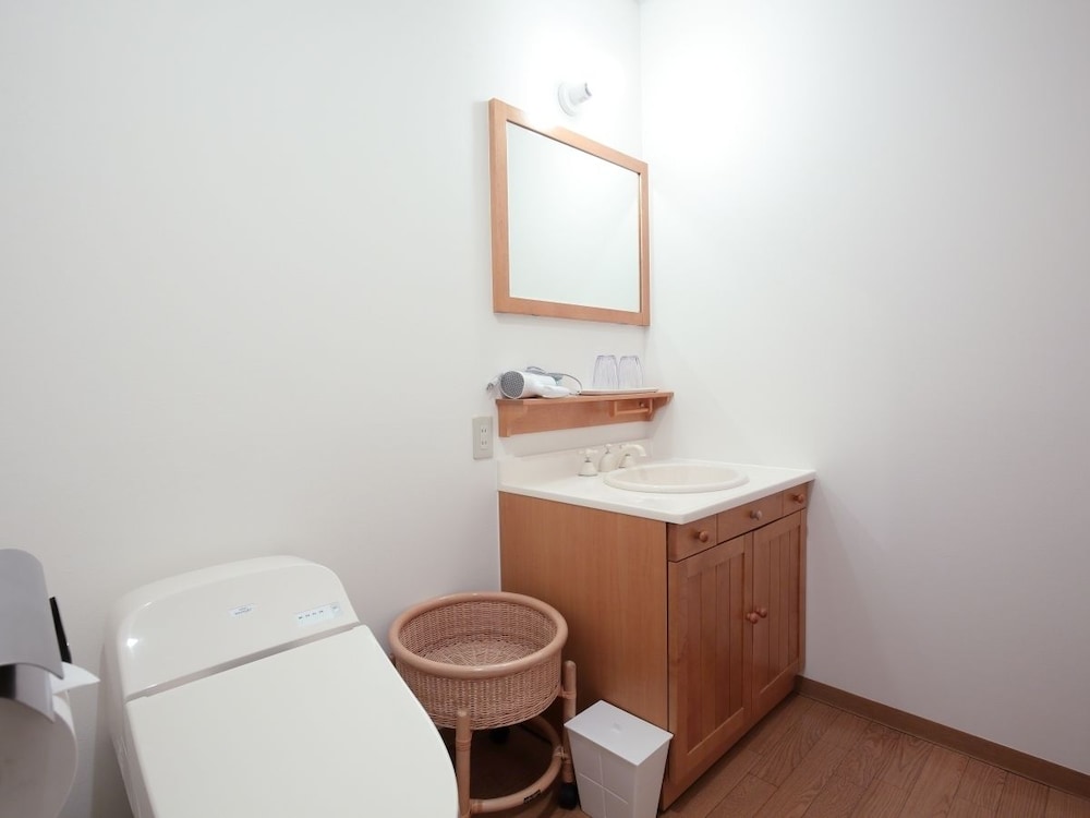 Deluxe Twin Room, Non Smoking (Shower Only) photo 2