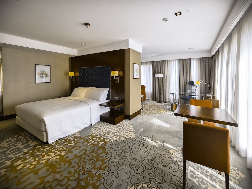 Suite, 1 King Bed, City View - Photo 12
