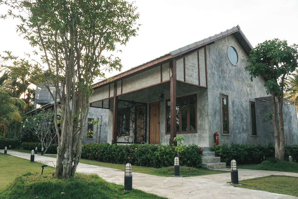Modern Boutique Cottage photo 2