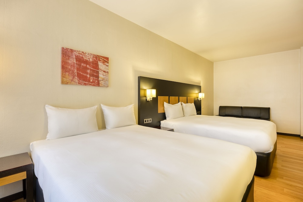 Executive Quadruple Room, 2 Queen Beds photo 2
