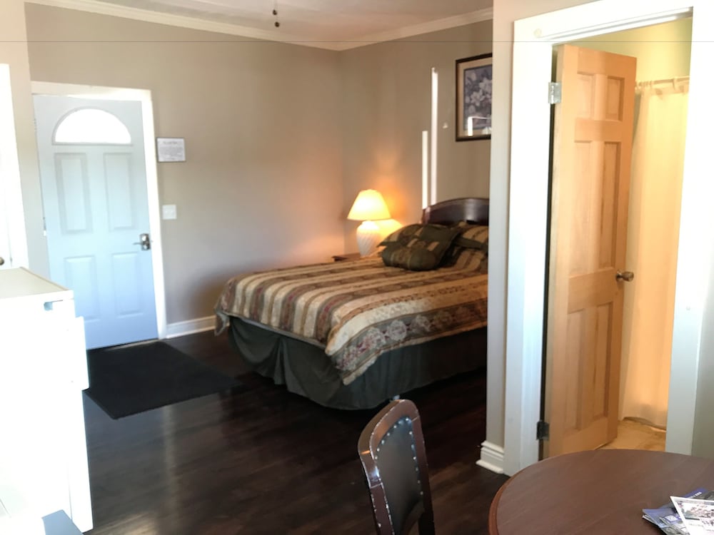 Room, Multiple Beds, Non Smoking, Lake View (Maple Beach) photo 1