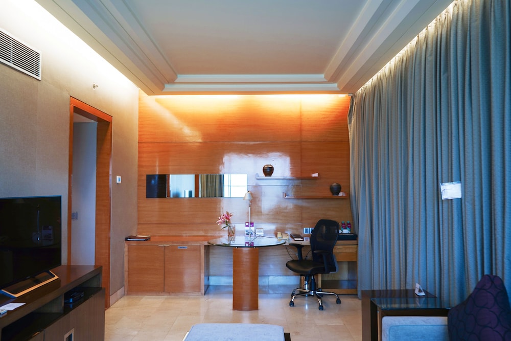 Suite, 1 Bedroom, Club Lounge Access, Pool View - Photo 8