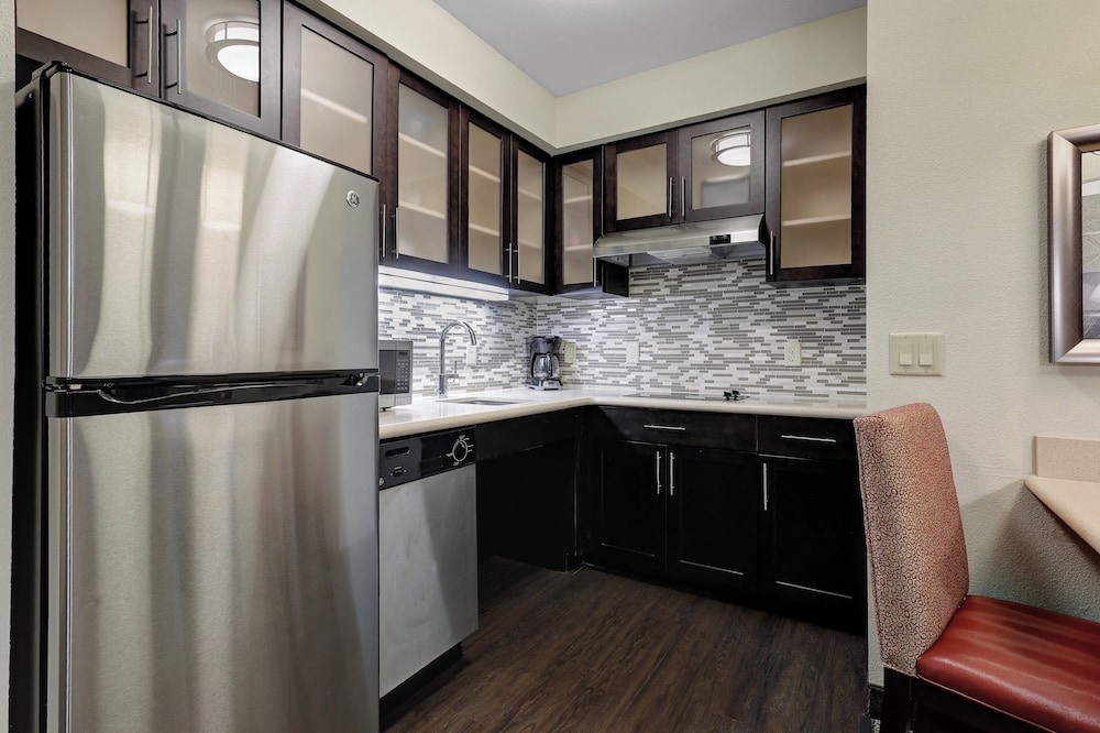 Studio Suite, 1 Queen Bed, Kitchen (Den) photo 3