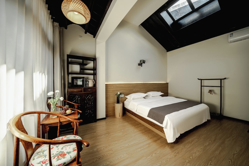 Signature Double Room, Courtyard View