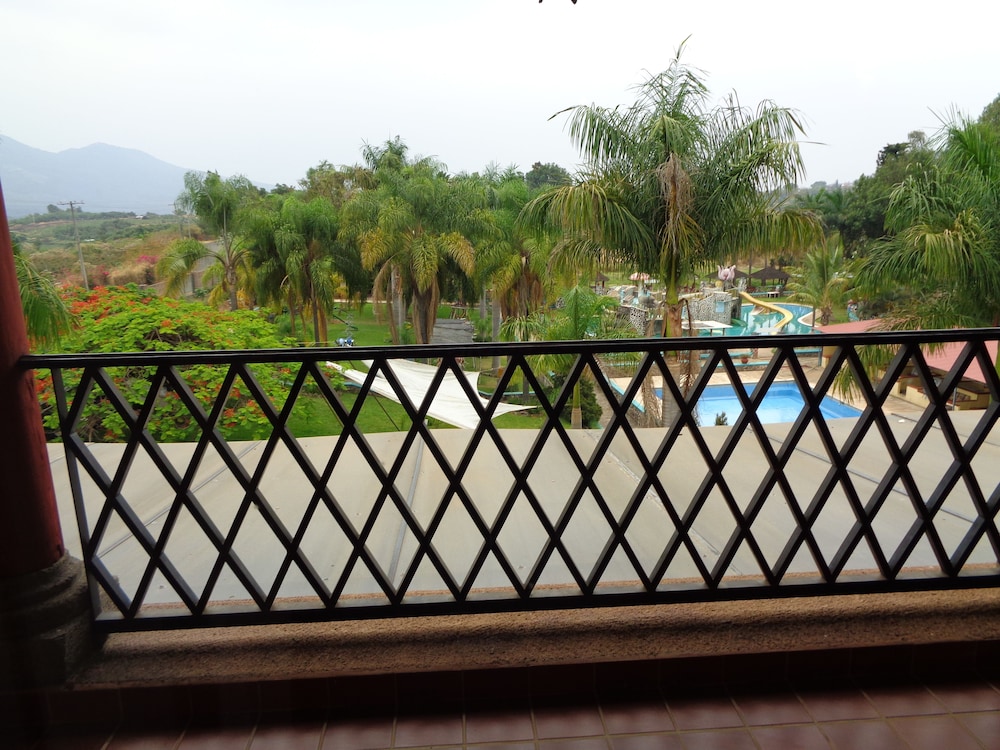 Classic Triple Room, 2 Queen Beds, Garden View photo 2
