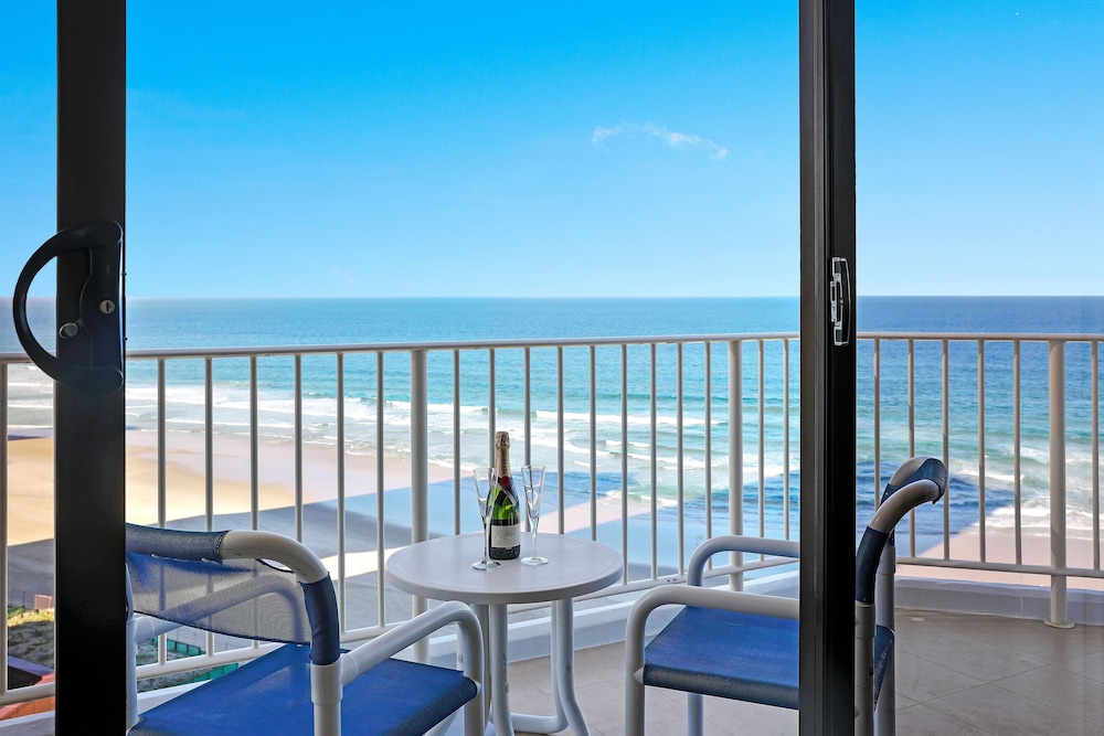 Apartment, 2 Bedrooms, Beachfront - Photo 3