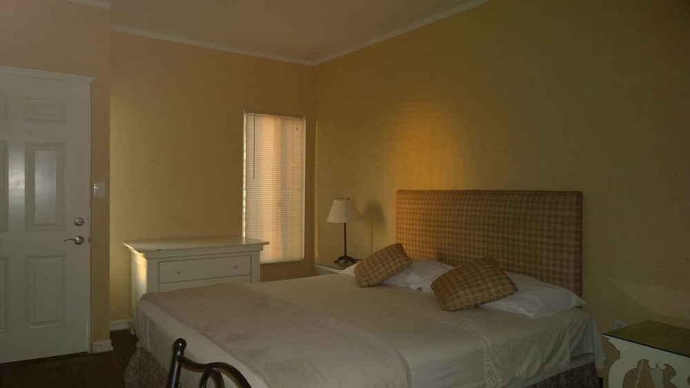 Basic Double or Twin Room, 1 King Bed, Courtyard View photo 1