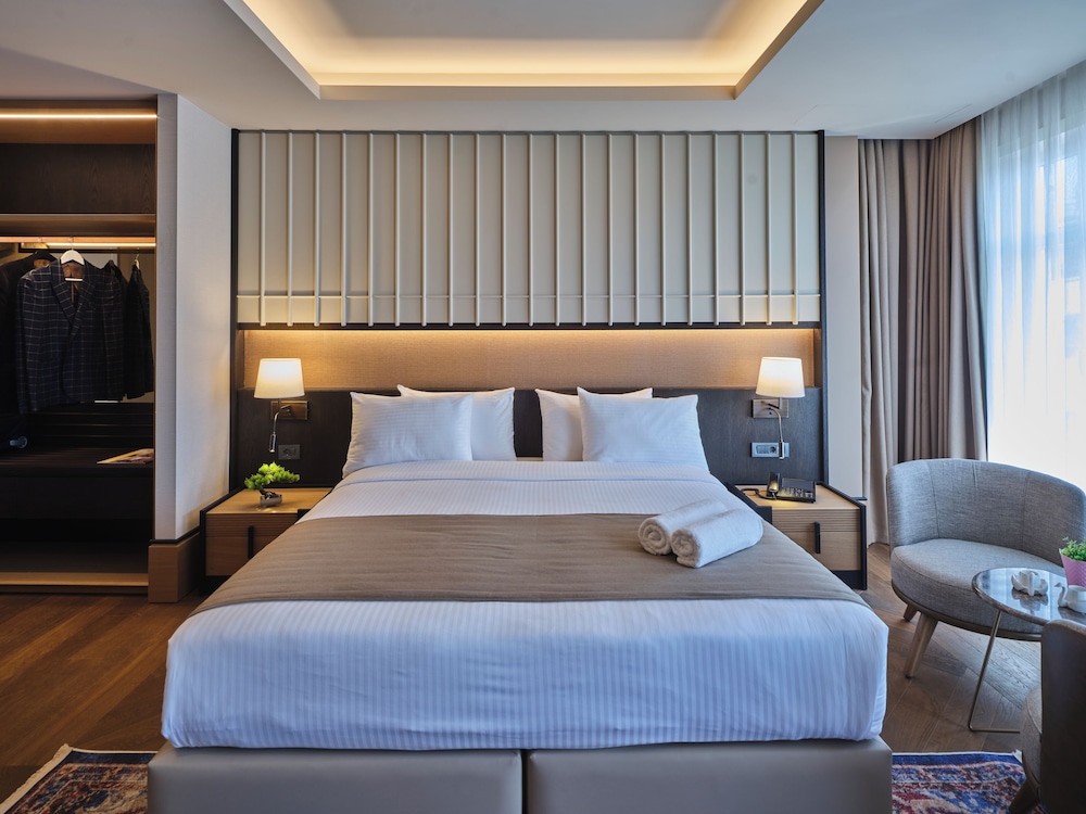 Superior Double Room, City View photo 3