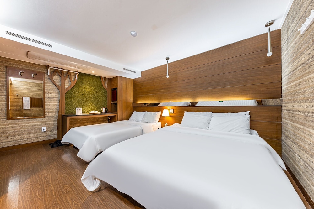 Deluxe Quadruple Room (Breakfast included) photo 2