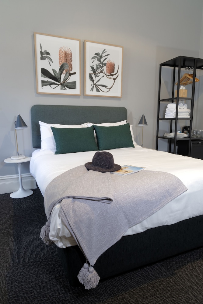 Deluxe Double, Shared Bathroom