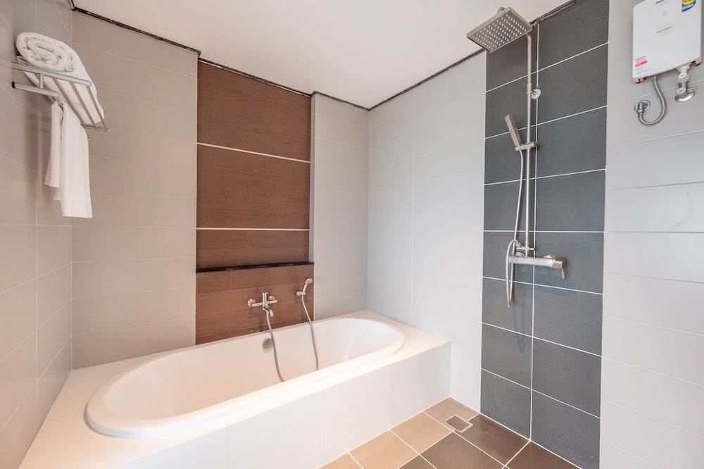 Suite, 1 Bedroom - Photo 10