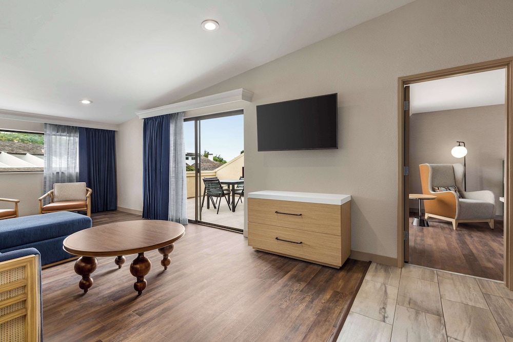 Suite, 1 King Bed, Patio - Photo 3