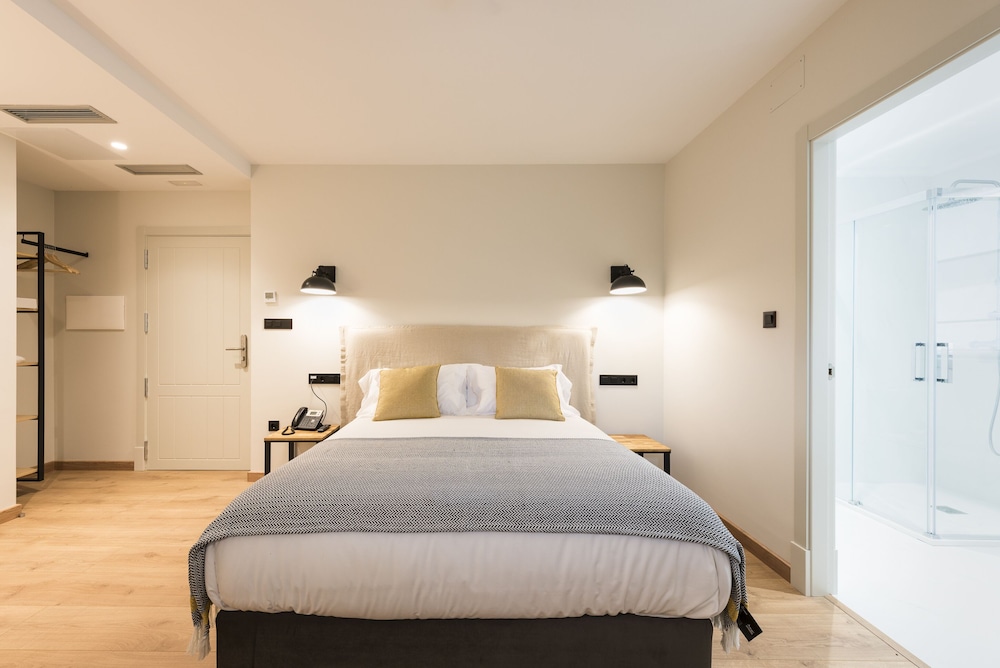 Double Room, Ensuite - Photo 8