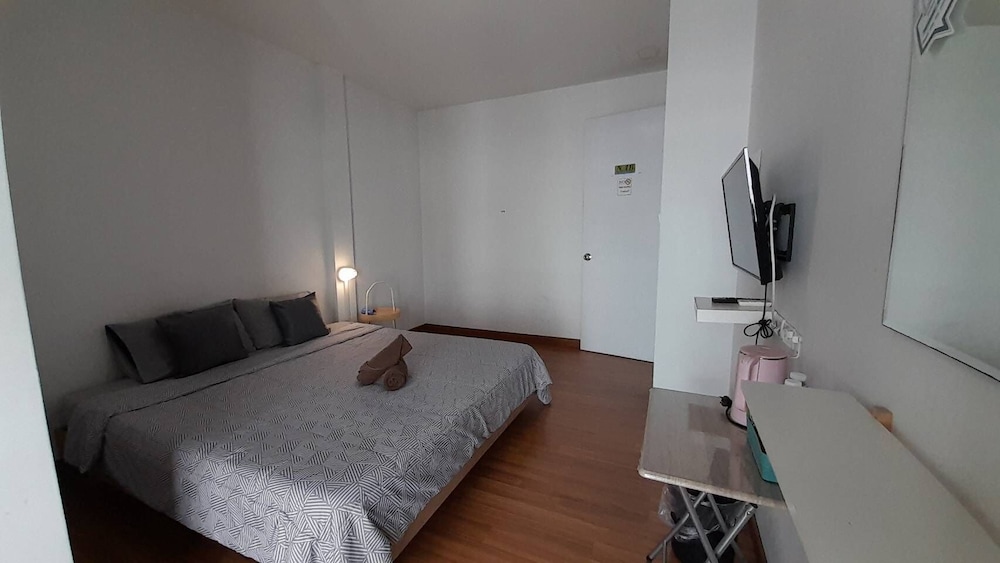 Comfort Studio, 1 King Bed photo 3