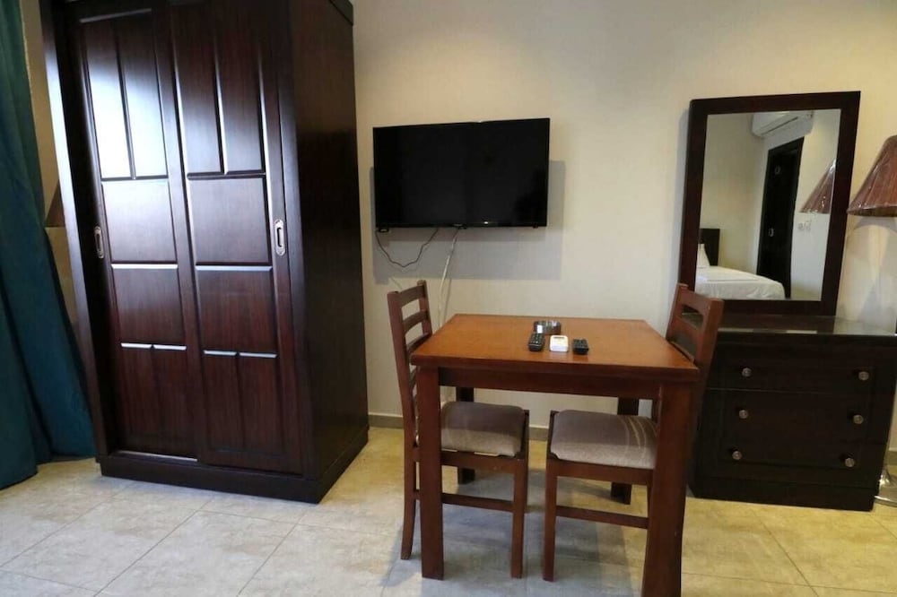Luxury Studio Suite, 1 Bedroom, Pool View