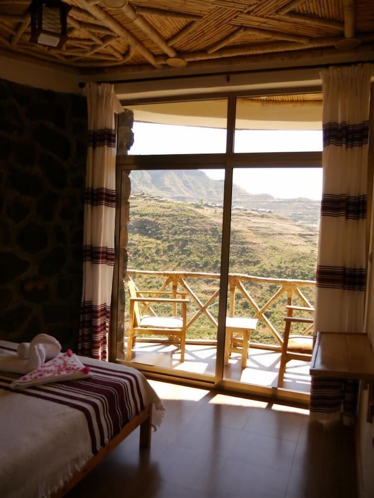 Traditional Double Room, 1 Queen Bed, Balcony, Mountain View photo 1
