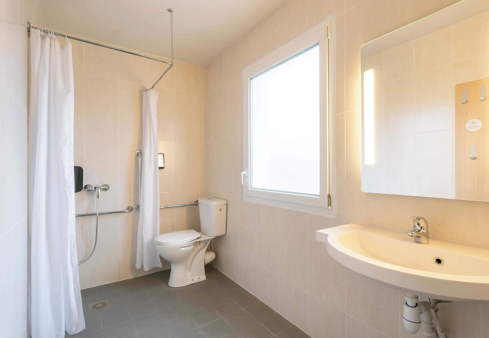 Double Room, Mobility Accessible - Photo 7