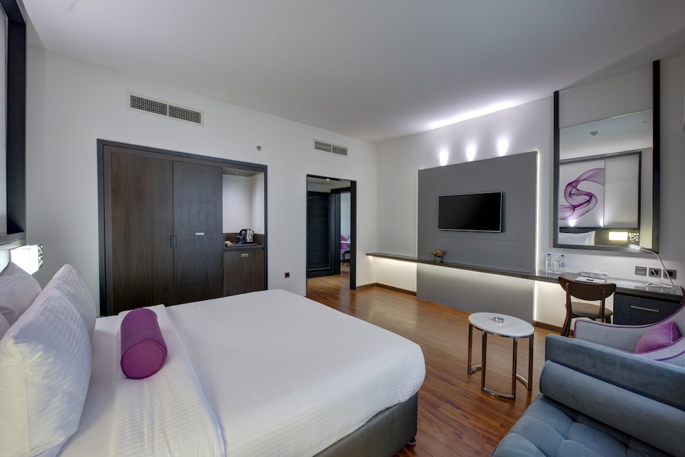 Suite, 1 King Bed, Non Smoking photo 1
