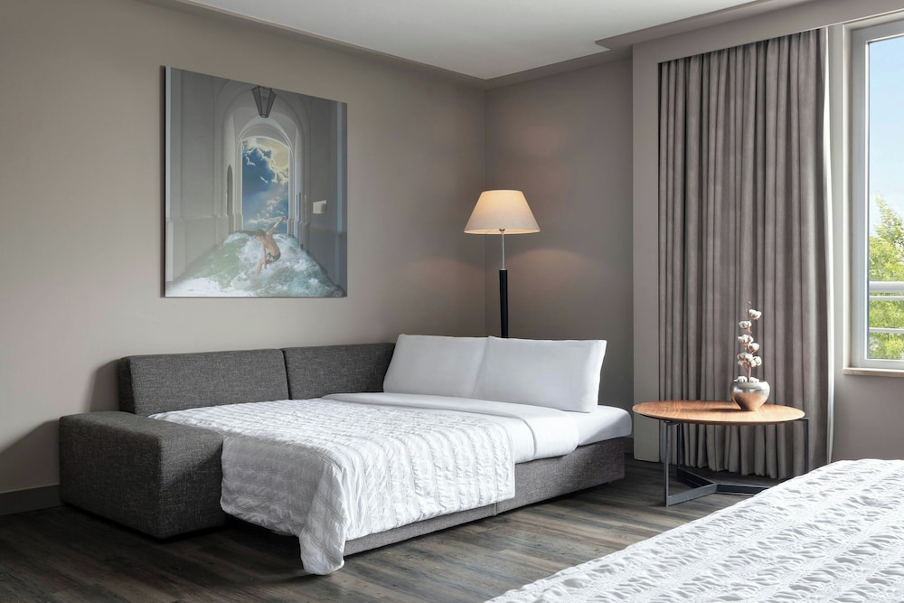 Junior Suite, 1 King Bed with Sofa bed, Garden View photo 2
