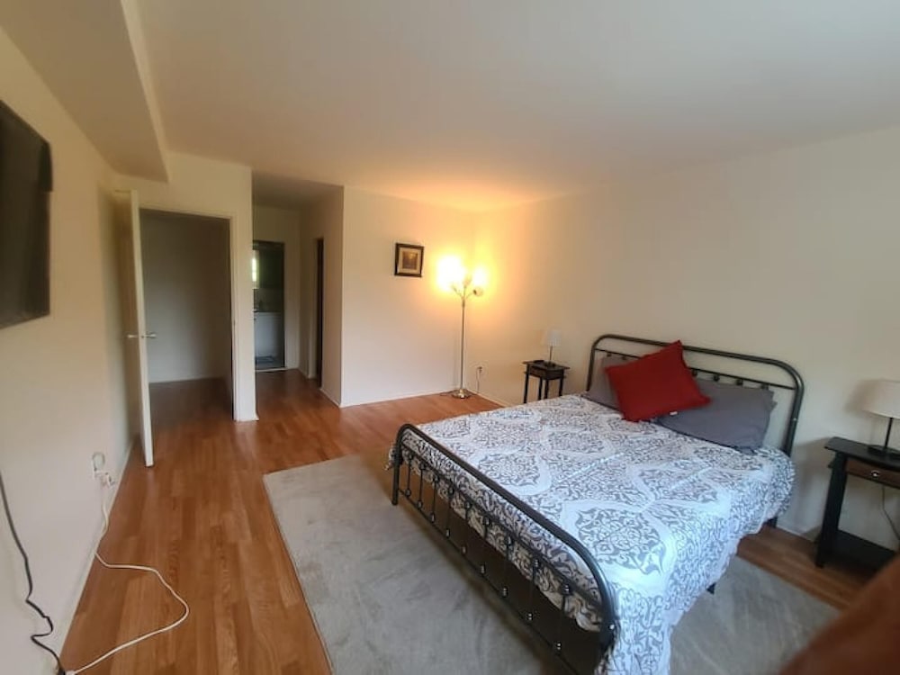2BR 2B Clean Spacious Great Location, Photo 16
