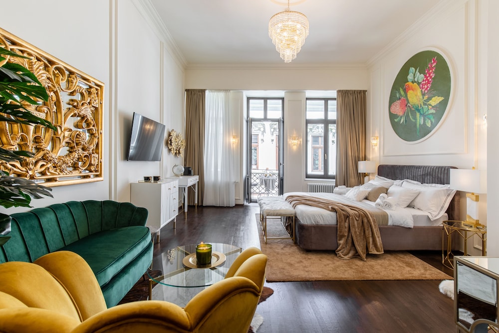 Deluxe Suite, 1 King Bed, Balcony, City View photo 1