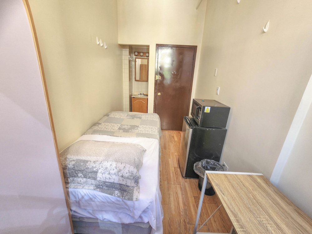 Comfort Single Room, Refrigerator & Microwave photo 1