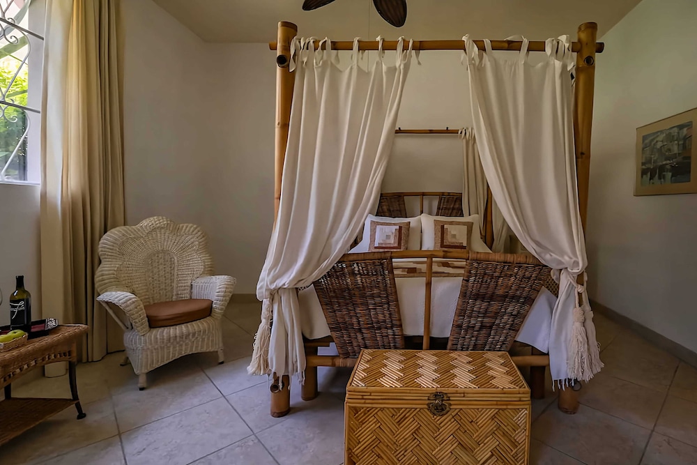 Grand Studio Suite, Hot Tub photo 1