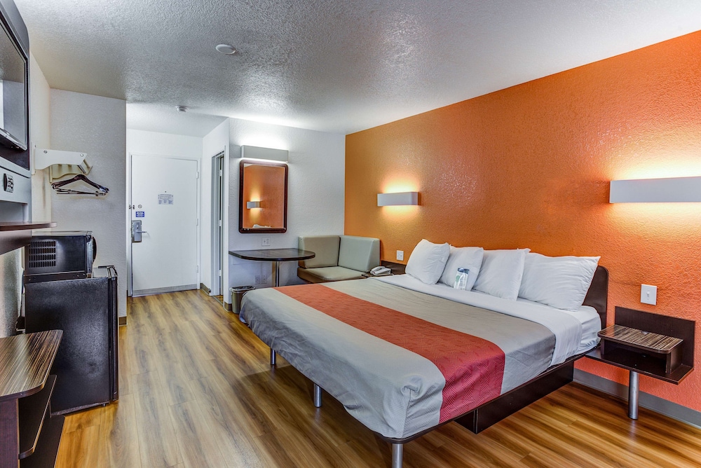 Deluxe Room, 1 King Bed, Non Smoking - Photo 5