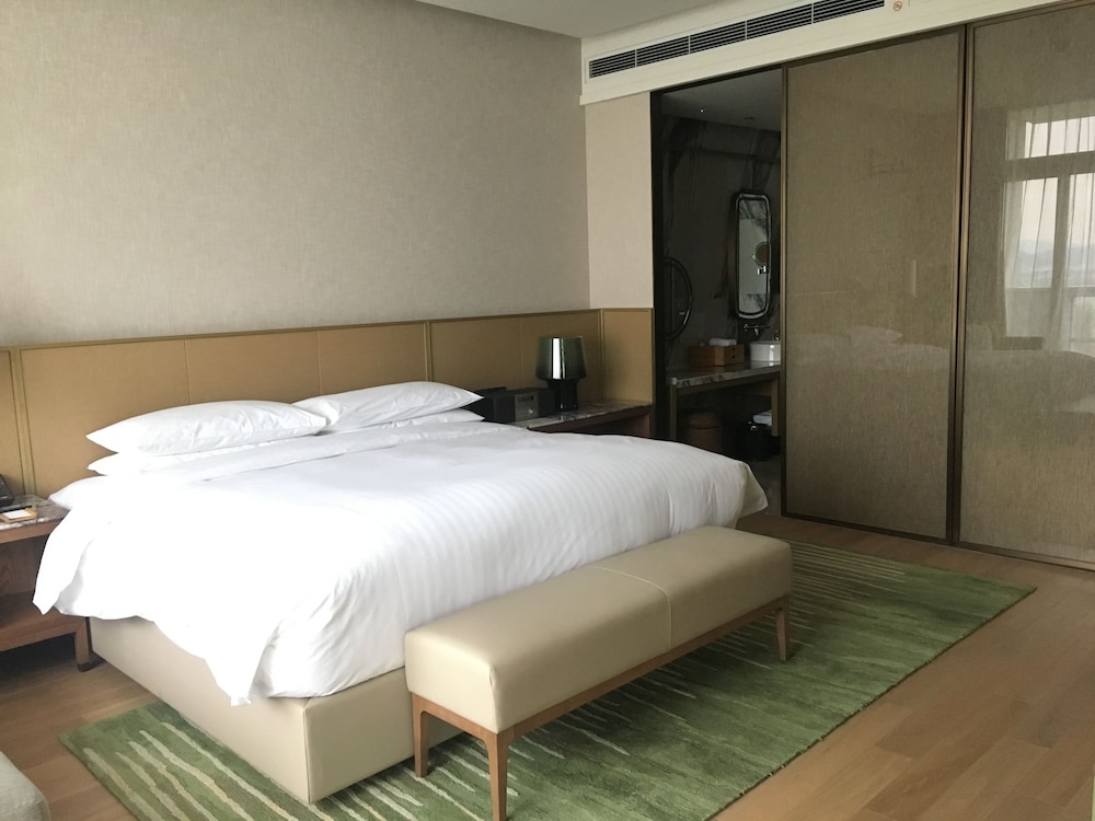 Club Suite, 1 Bedroom, Lake View - Photo 2