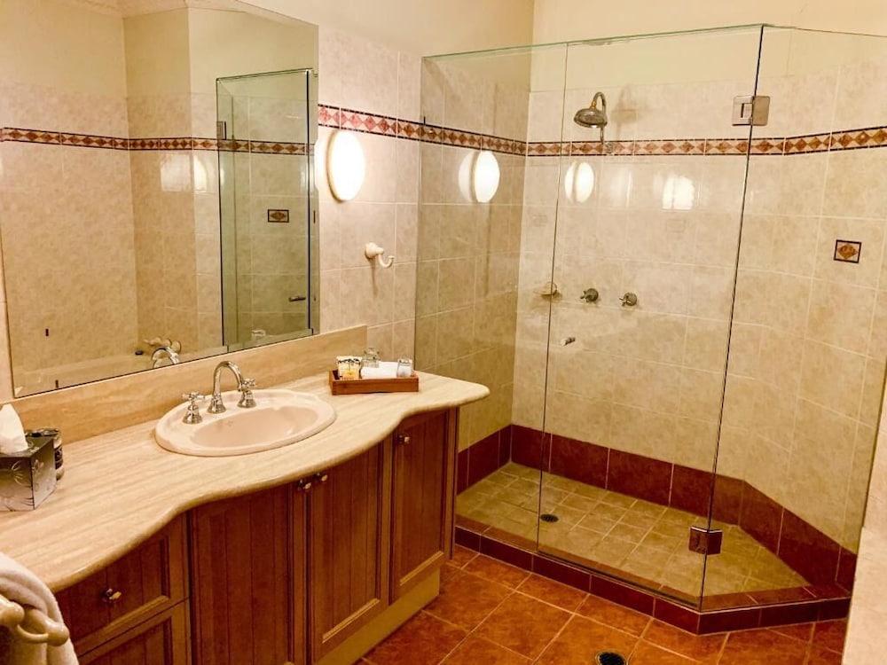 Luxury Triple Room thumbnail 5